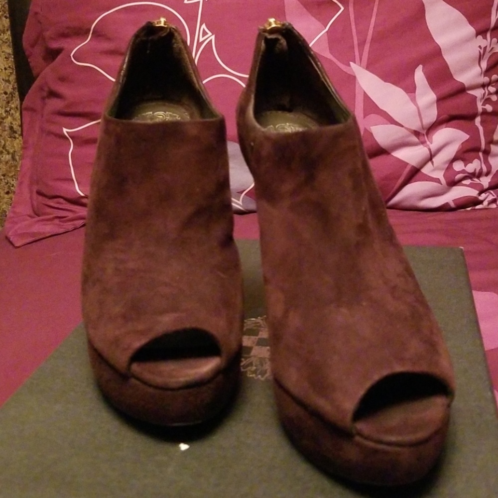 VINCE CAMUTO Chocolate Brown booties